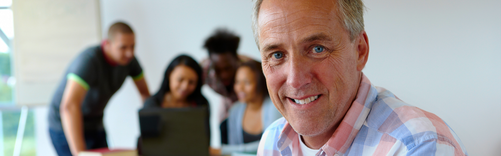 Docent met leerlingen in klas 2