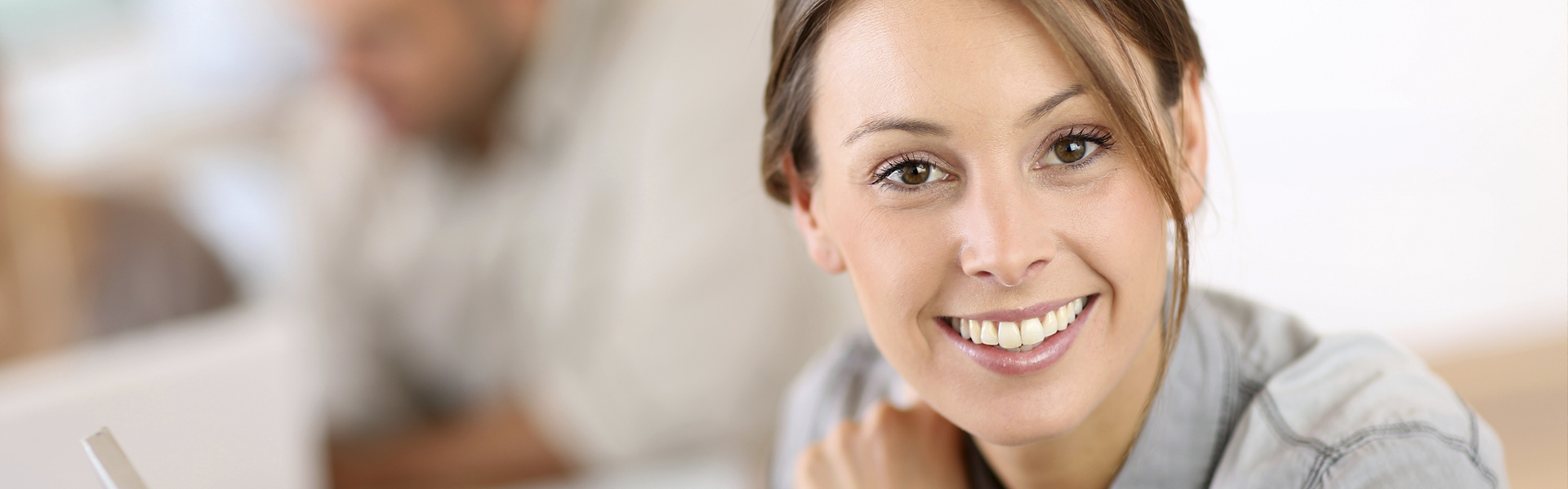 Jonge vrouw kijkt in camera