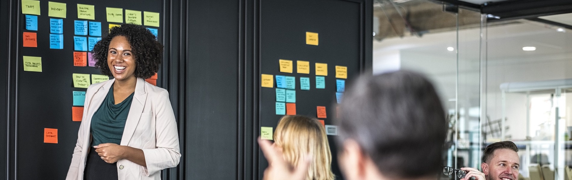 Jonge vrouw presentatie voor groep