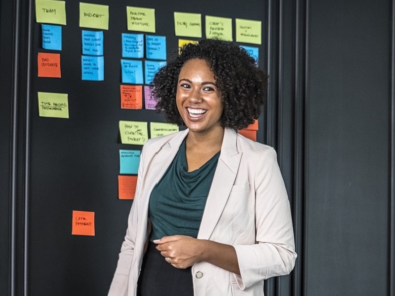 Jonge vrouw presentatie voor groep