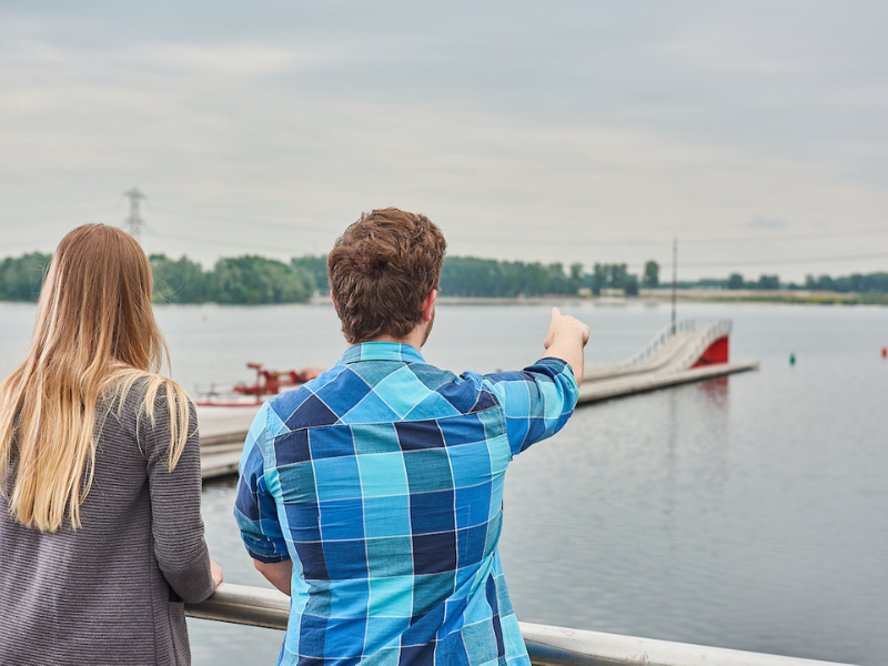 Studenten buiten water Aeres Hogeschool Almere