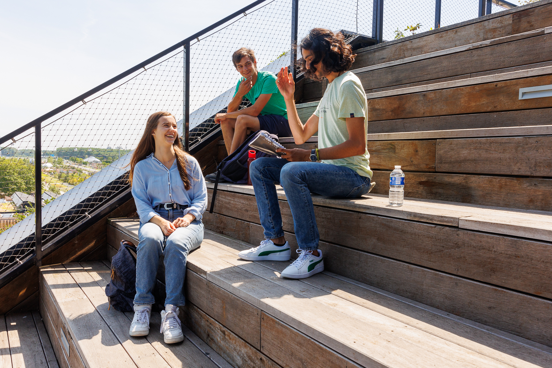 Studenten zitten buiten in de zon