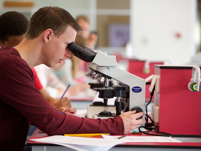 Student microscoop laboratorium Aeres Hogeschool Almere