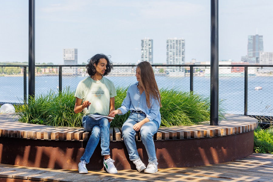 Studenten op het dakterras Almere