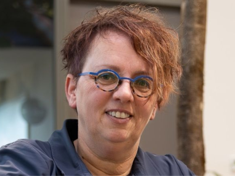 Evelien Bos zit op een bank in Aeres Hogeschool Almere. Ze lacht in de camera. 