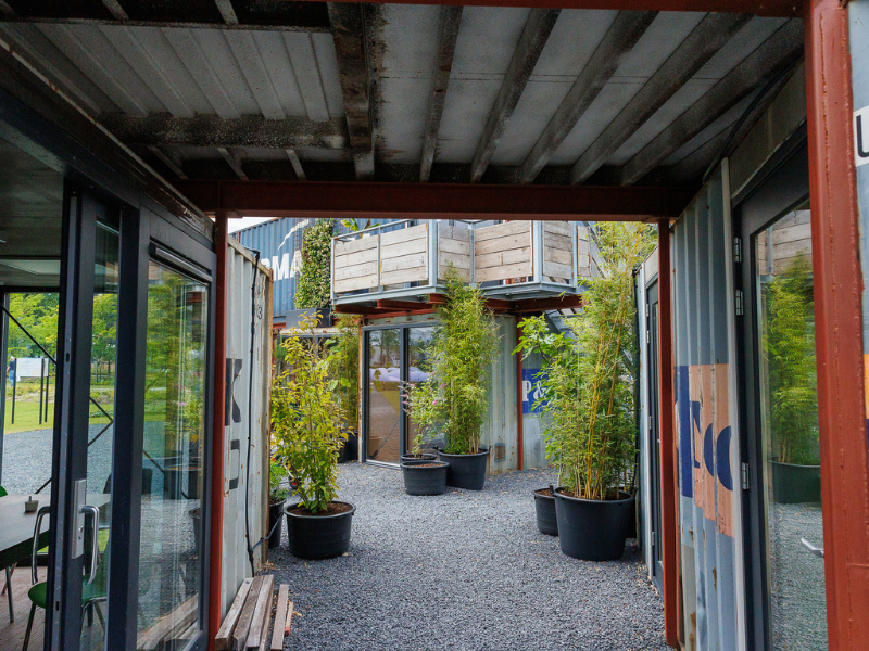 Oude zeecontainers omgebouwd tot huizen en kantoren