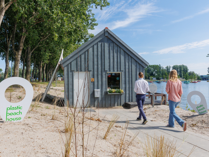 Studenten lopen op de floriade richting de plastic beach house