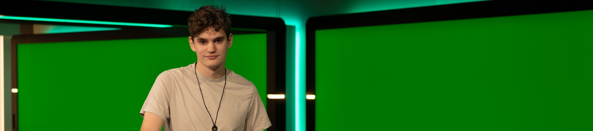 Niels de Wit is alumnus Geo Media en Design. Op de foto staat hij in de RTL Nieuws studio