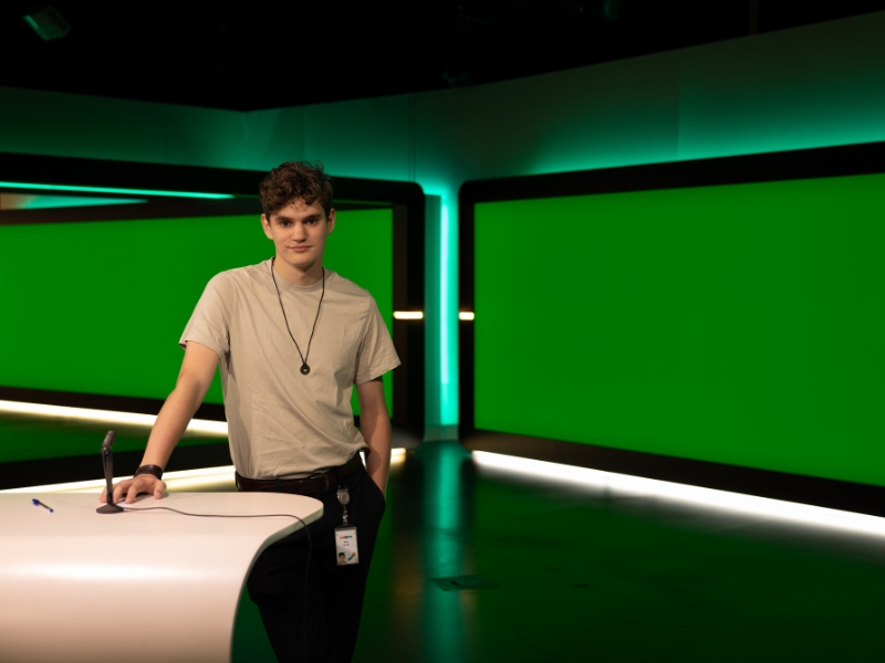 Niels de Wit is alumnus Geo Media en Design. Op de foto staat hij in de RTL Nieuws studio