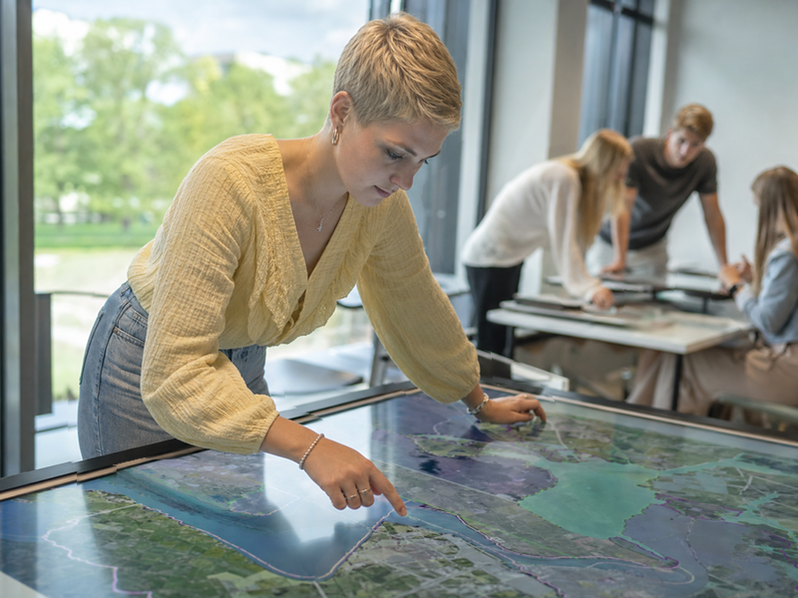 student geografie en datavisualisatie op groot scherm