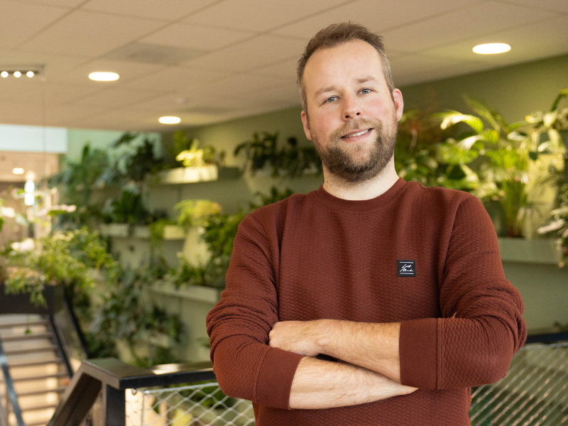 djurre is master student gezond gedrag en leefomgeving en staat lachend op de foto