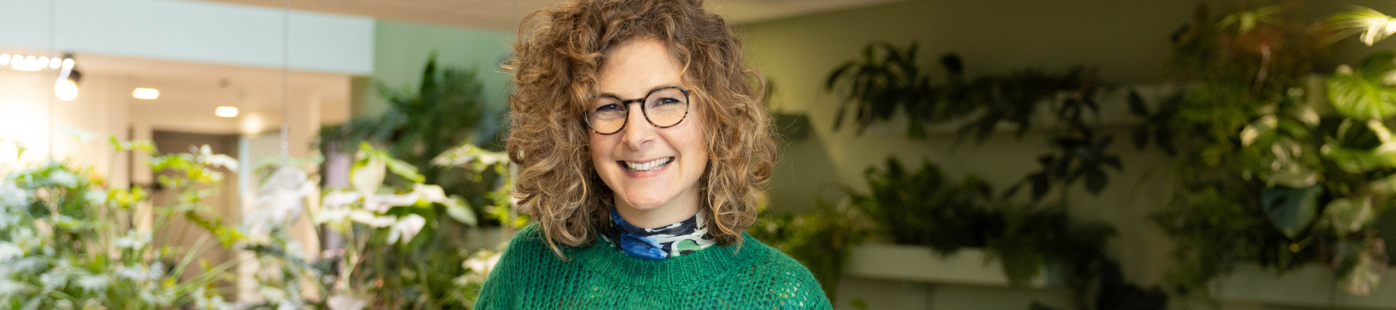 Gerrie Stoffer vrouwelijke student Gezond Gedrag en Leefomgeving binnen bij Aeres Hogeschool Almere met planten op de achtergrond