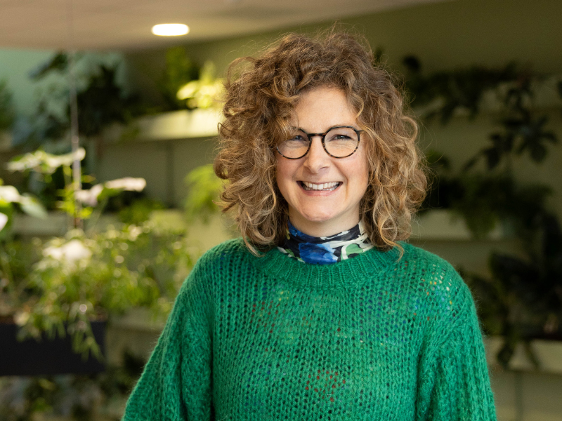 Gerrie Stoffer vrouwelijke student Gezond Gedrag en Leefomgeving binnen bij Aeres Hogeschool Almere met planten op de achtergrond