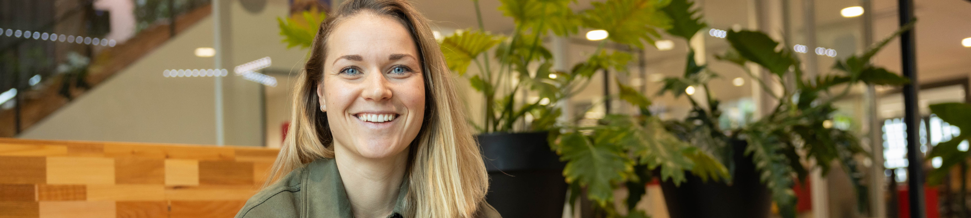 mirjam suijkers lacht in de camera