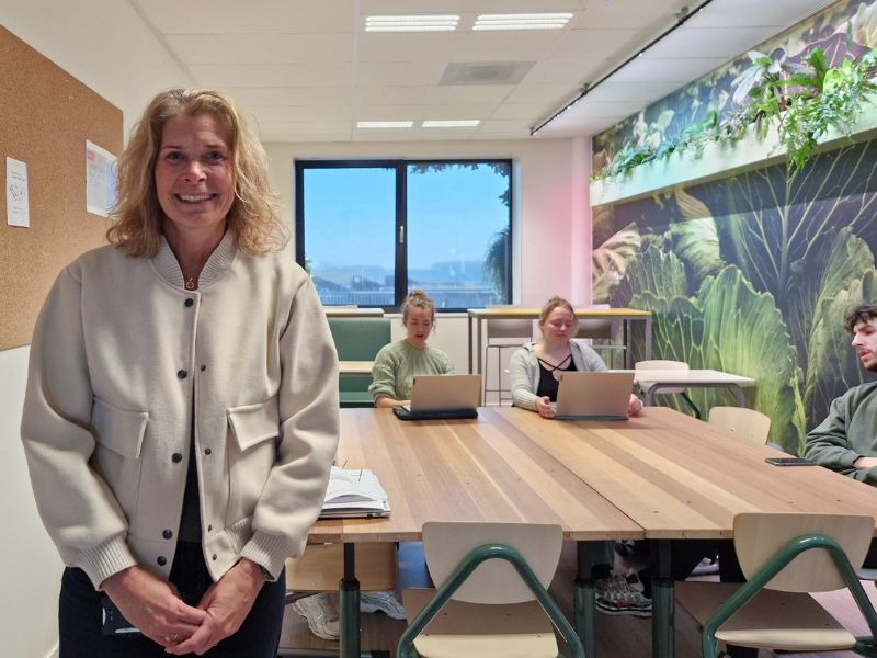 Janet Bloemberg - De Lange staat voor de klas.