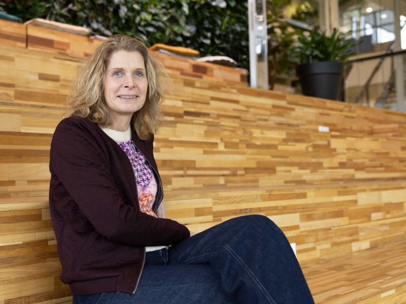Janet Bloemberg - de Lange zit op de bank in de collegezaal