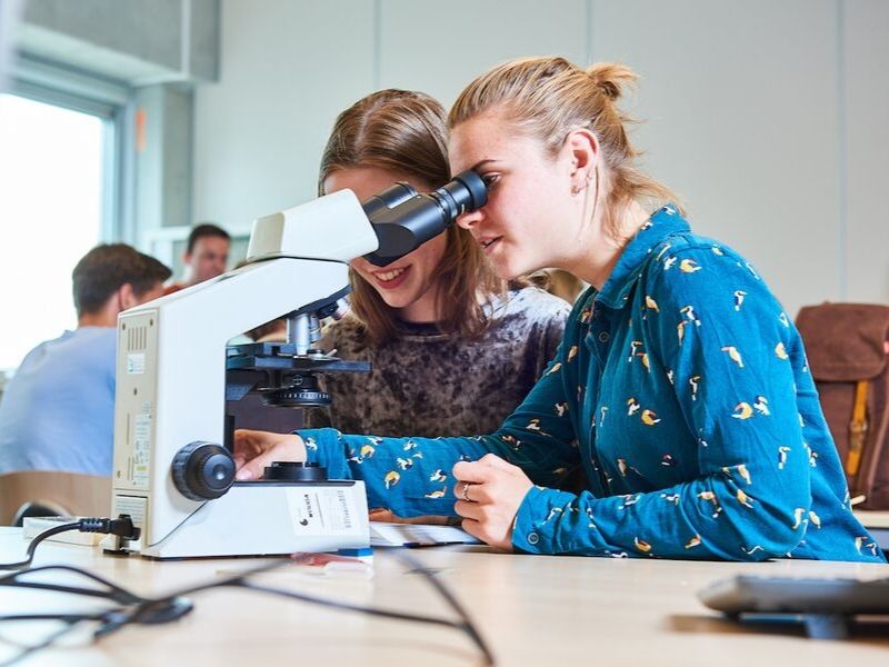 student in laboratorium onderzoek Aeres Hogeschool Almere