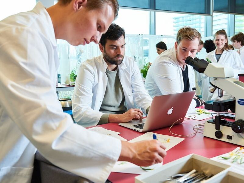 student in laboratorium onderzoek Aeres Hogeschool Almere