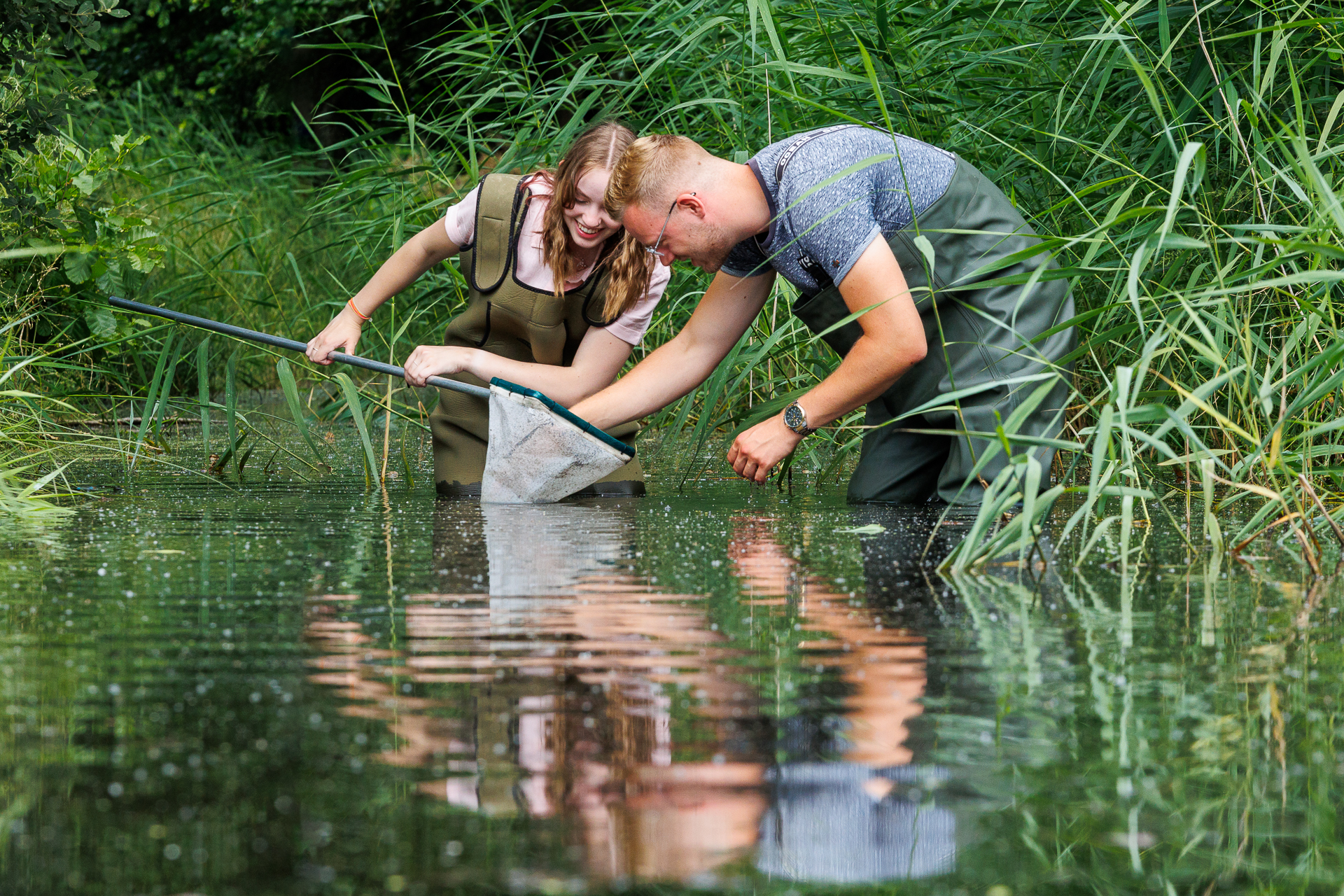 Studenten in water met visnet