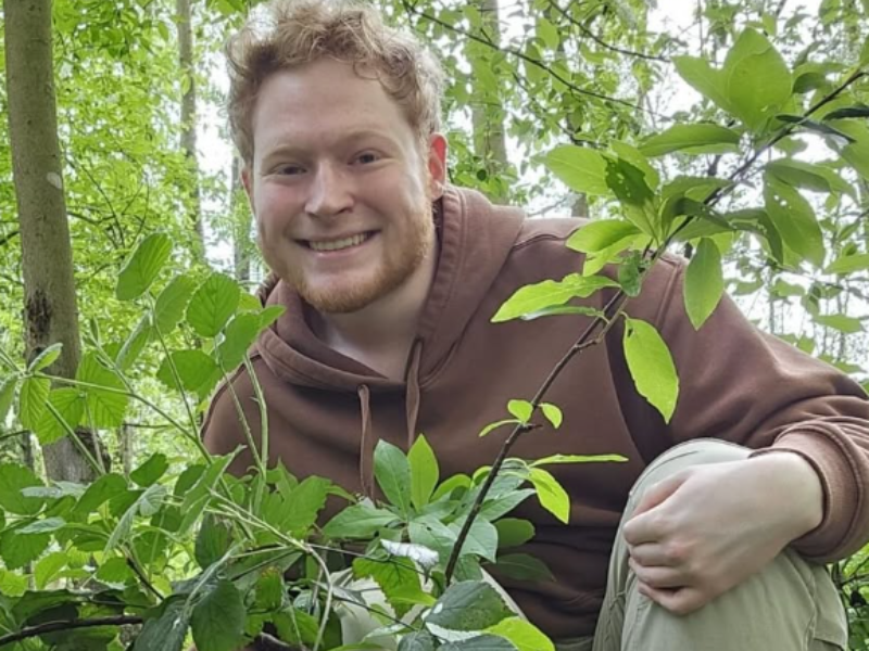 ayrton zit in het bos en is student in Wageningen