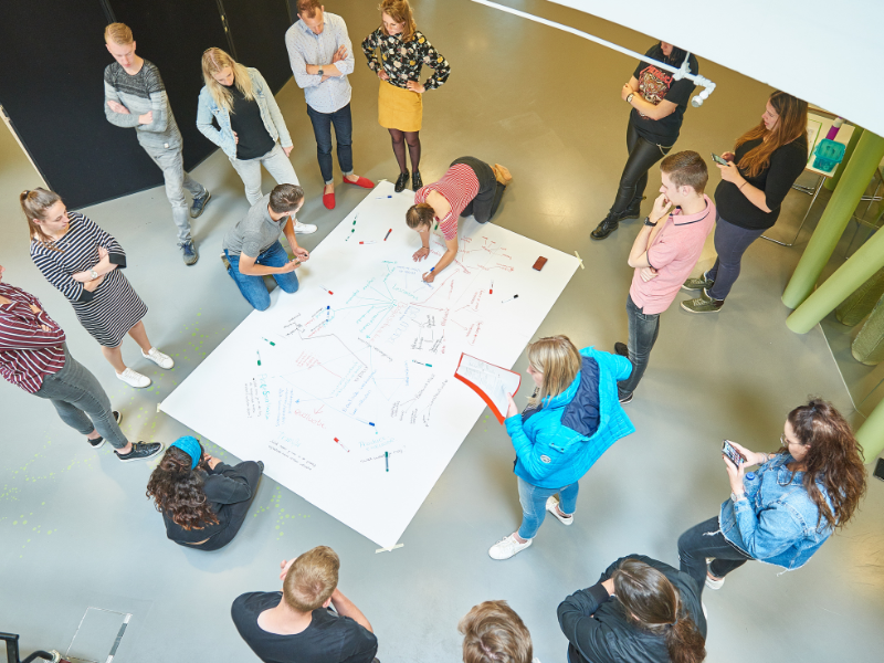 Studenten zijn in Wageningen bezig met lesmateriaal op de grond