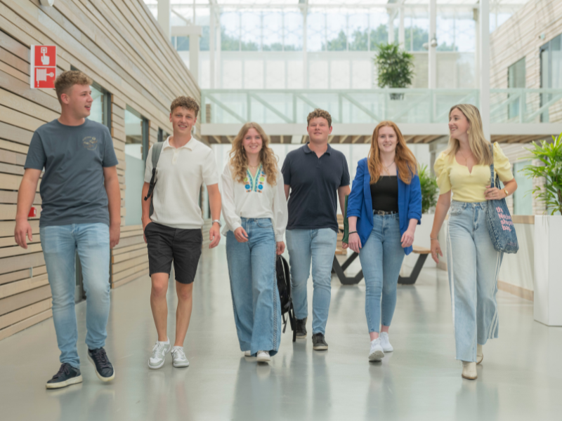 Dronten studenten lopen in de school