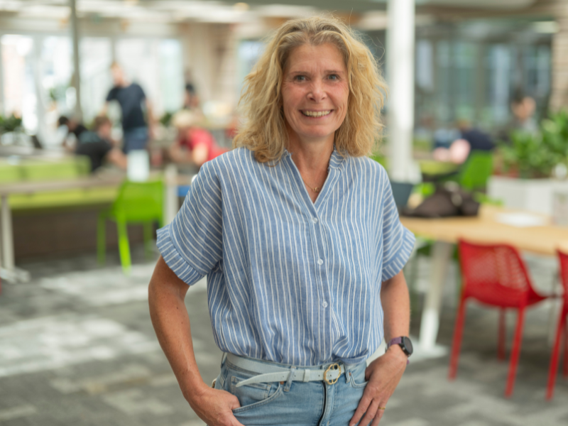 Janet staat in de school. Ze is deeltijd student bij de master in Almere