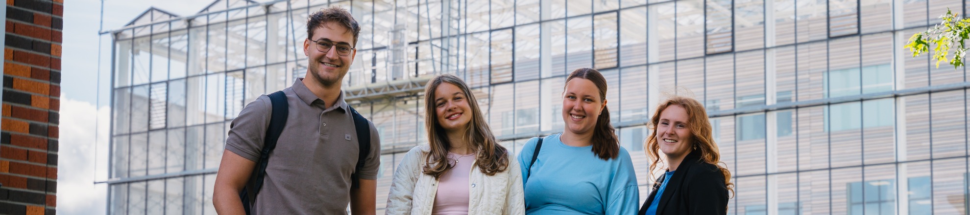 studenten voor gebouw Aeres Hogeschool dronten