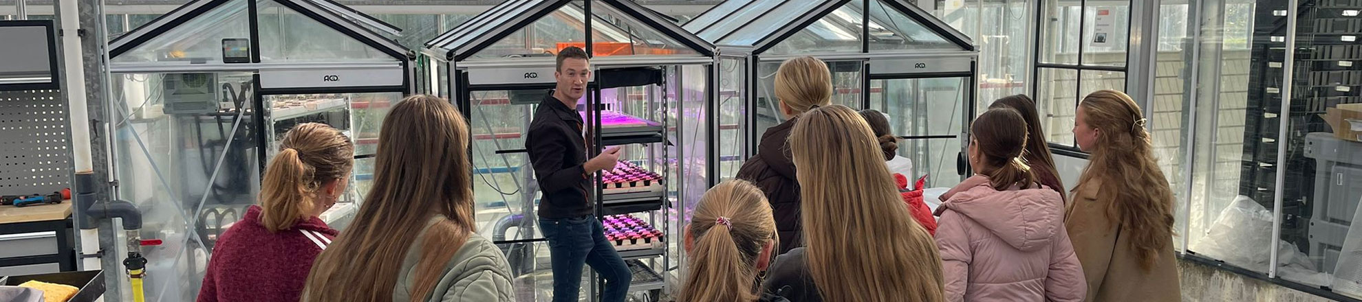 Docent bij kassen in Dronten met studenten