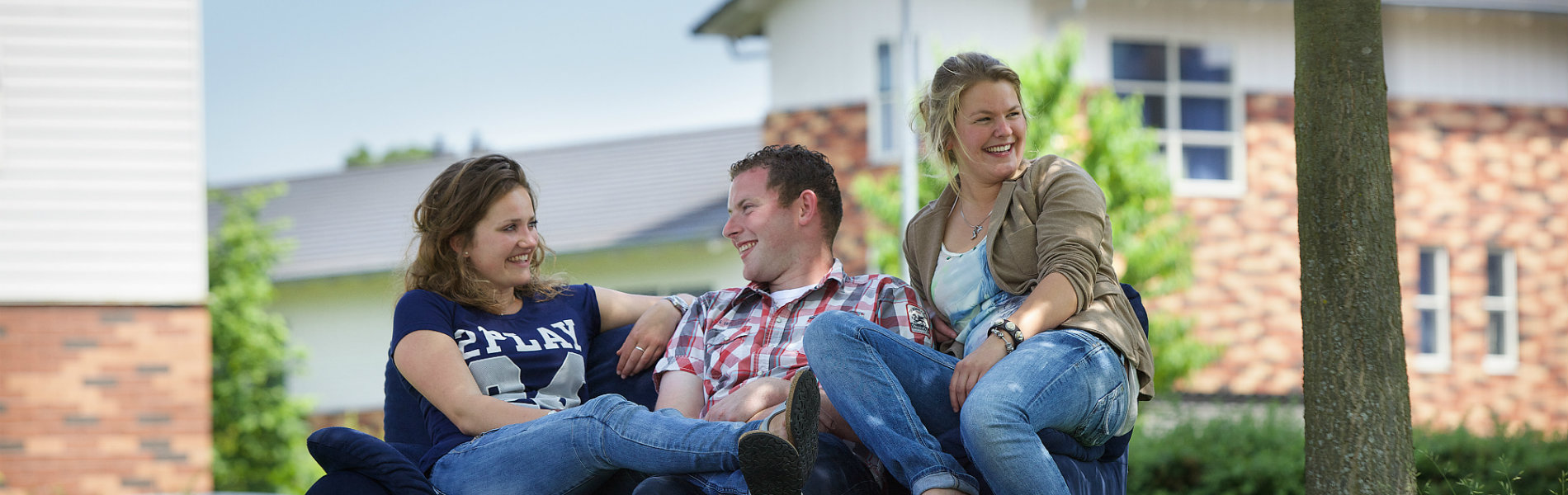 Studenten-zitten-buiten-op-een-bank