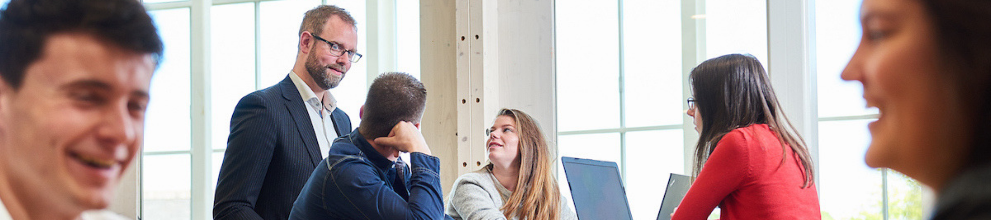 studenten en docent in overleg dronten