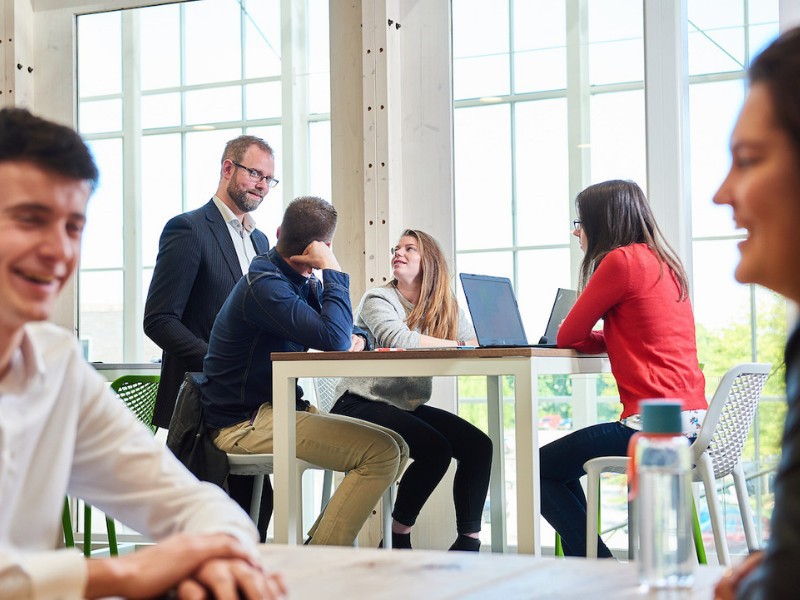studenten en docent in overleg dronten