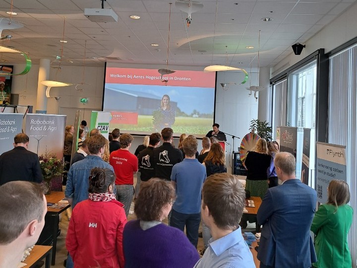 Studenten bij kickoff - Dronten