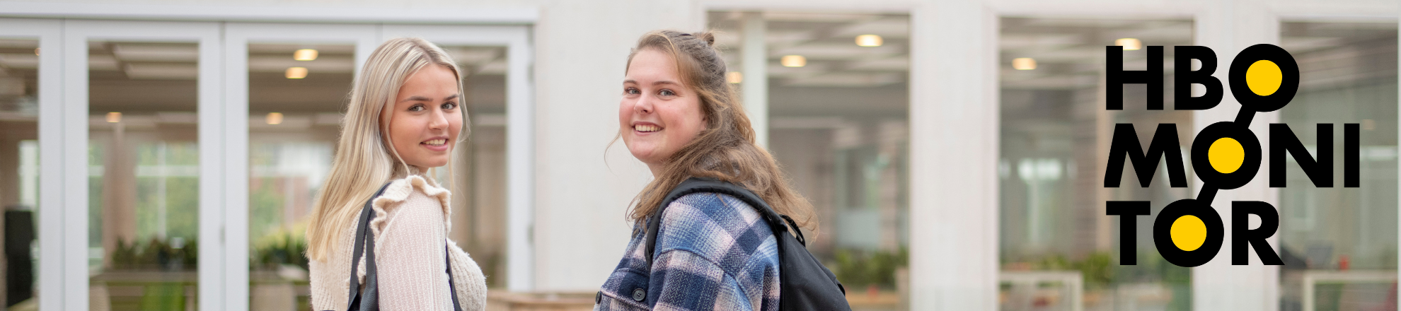 twee studenten met logo hbo monitor