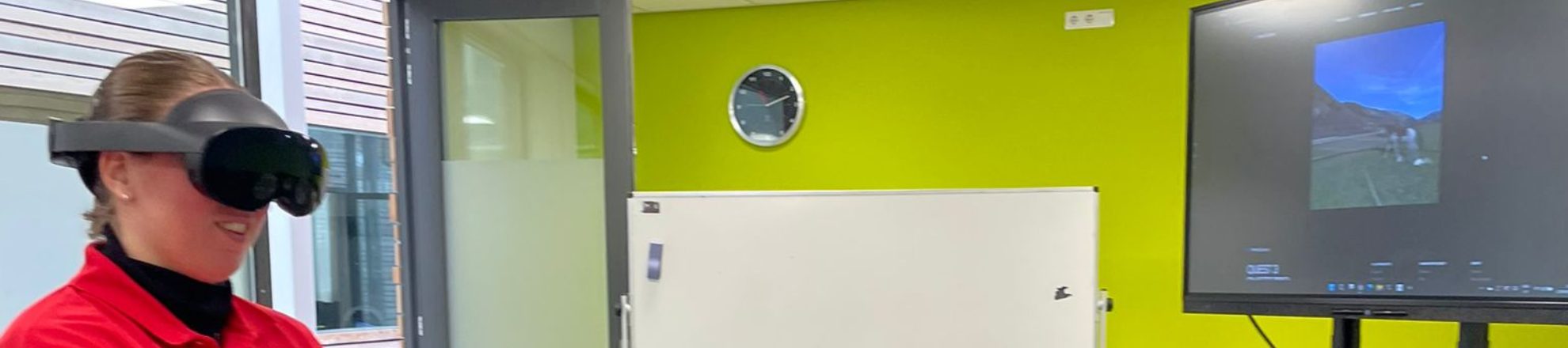 Kayleigh Poul met virtual reality bril op