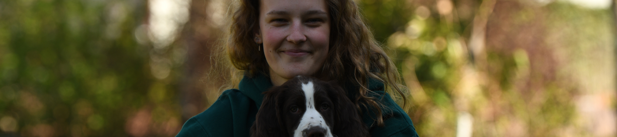 Lynn van Ens met hond op de foto buiten