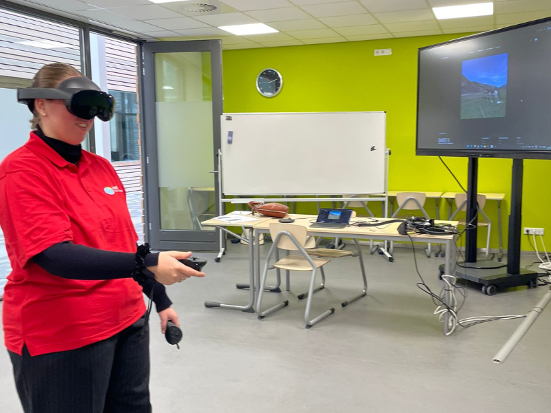 Kayleigh Poul met een virtual reality bril op