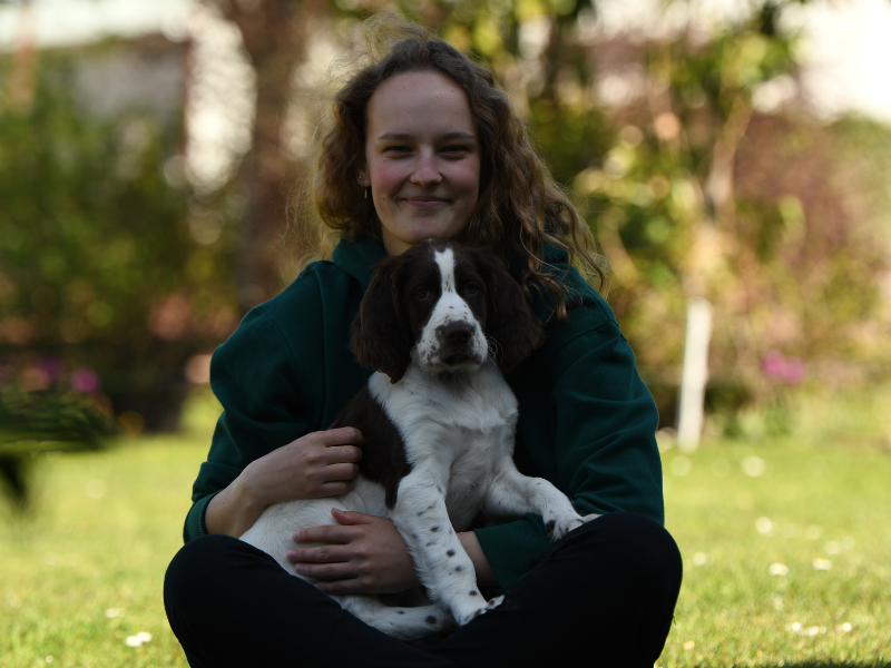 Lynn van Ens met hond op de foto buiten