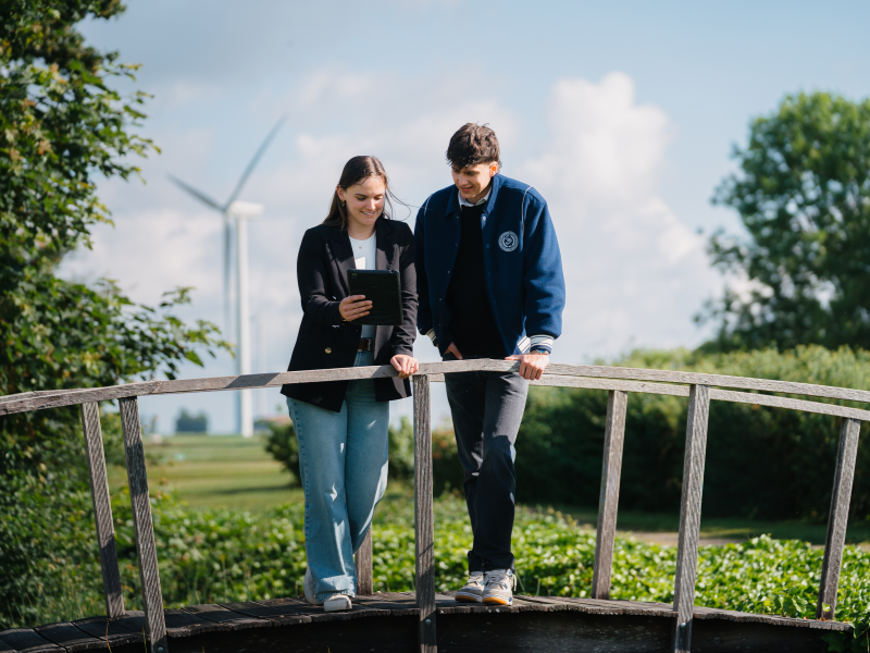 Twee studenten in een landelijke omgeving - Landelijke Vastgoed en Makelaardij