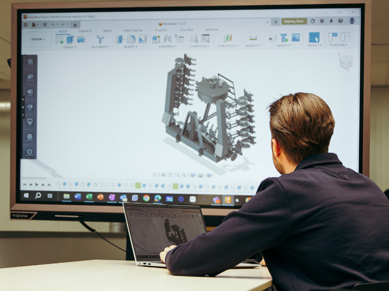 Techniek student kijkt naar een scherm met daarop een technische constructie