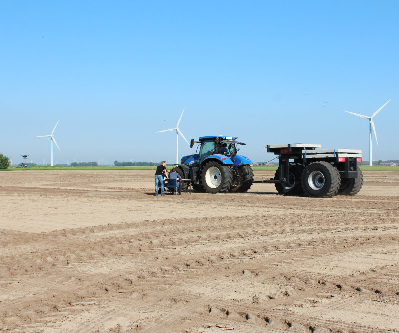 Studenten agrotechniek met trekker