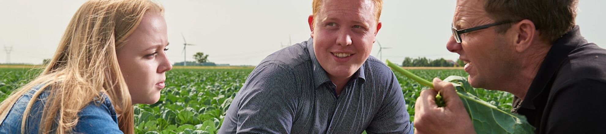 studenten en docent akkerbouw buiten in veld aeres hogeschool dronten