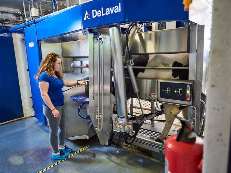 student met melkrobot melkveebedrijf aeres farms aeres hogeschool dronten