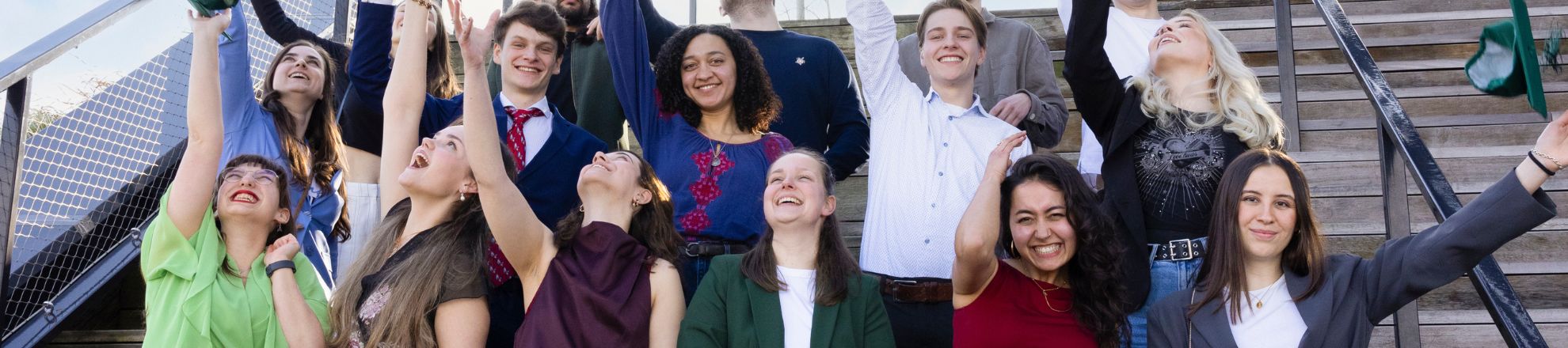Diplomering Almere Studenten gooien hoedje in de lucht