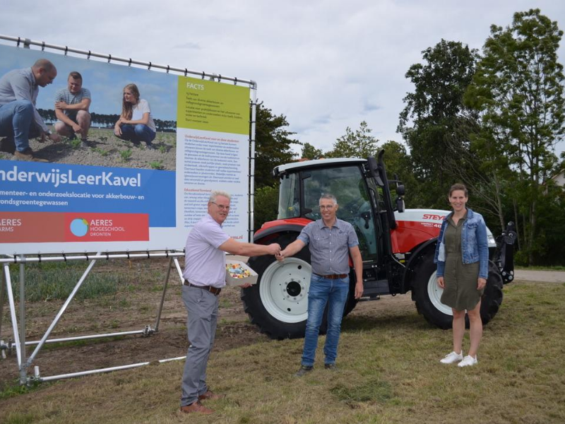 Nieuwe Steyr trekker voor OnderwijsLeerKavel Aeres Hogeschool Dronten