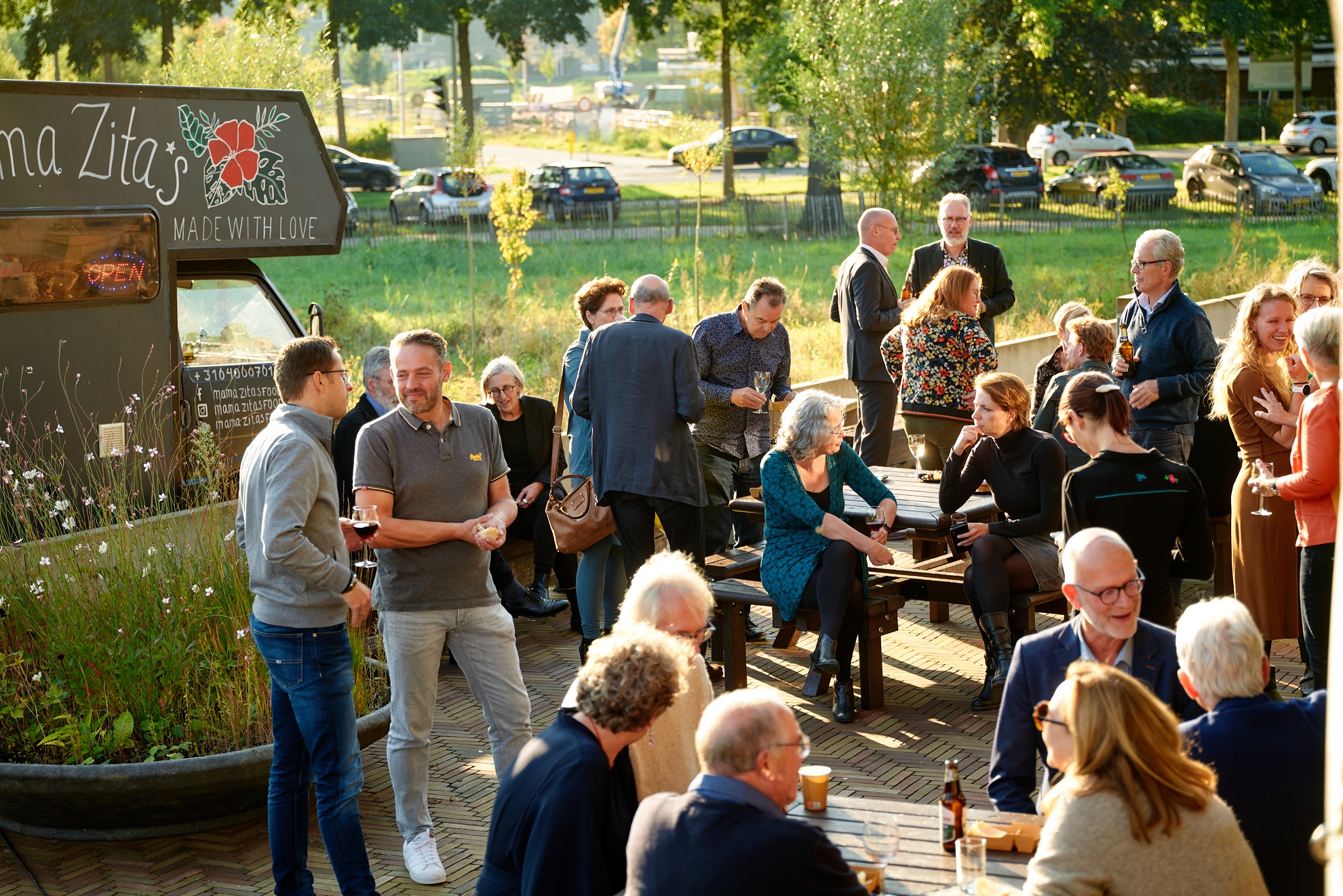 Afscheid Madelon borrel buiten
