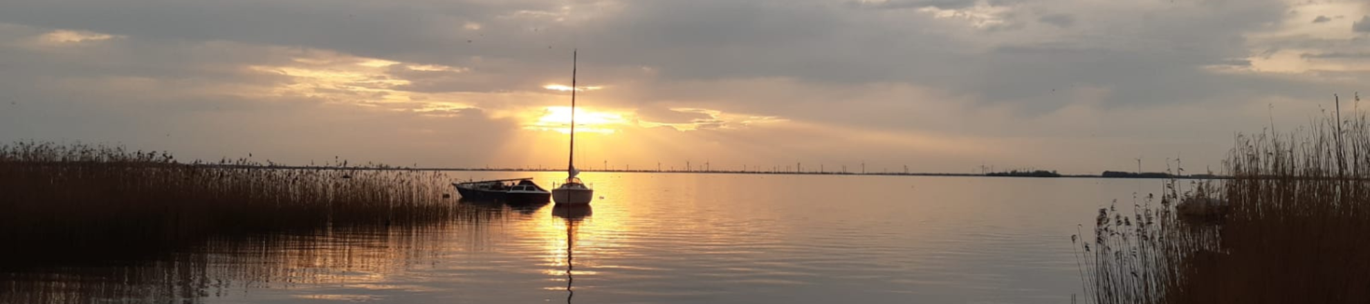 Bootjes bij zonsondergang op het IJsselmeer