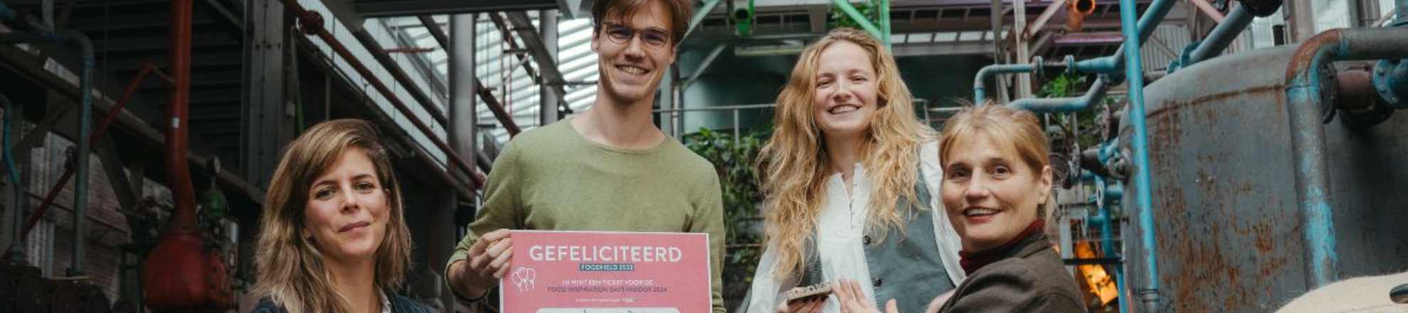 Food helden 2023 Marieke Creemers, Sarah Van Buren, Serdar Tolenaar, Ivar van Dorst, Aaliyah Bochhah en Bas Turk met de cheque in hun handen