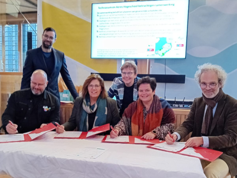 Vincent van Wanrooij, Netwerkvoorzitter Porteum Lelystad Ria Sluiter, directeur, Stichting Technasium Jolanda Berntsen, faculteitsdirecteur Aeres Hogeschool Dronten Tihamér Salij, faculteitsdirecteur ondertekenen samenwerking met Technasium