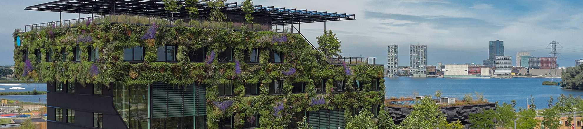 Het groene pand van Aeres Hogeschool Almere is te zien. 